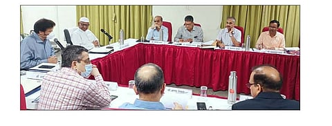 पारनेर ः लोकायुक्त कायदा मसुदा समितीच्या बैठकीत सहभागी ज्येष्ठ समाजसेवक अण्णा हजारे, मुख्य सचिव मनुकुमार श्रीवास्तव व अधिकारी.