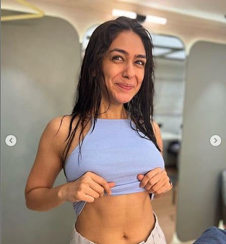 Mrunal Thakur : मृणालने फ्लॉन्ट केली टोन्ड बॉडी, दिलकश अवताराने चर्चेत