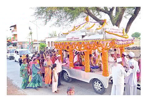राखनजीक कापडदरा येथे मूर्तींची व कलशाची काढलेली मिरवणूक.