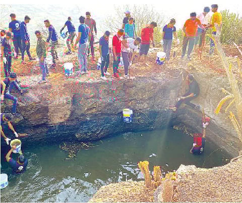 नारायण गड किल्ल्यावर स्वच्छता मोहीम राबविताना ‘बा रायगड’ परिवाराचे सदस्य.