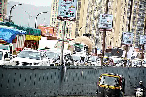 नाशिक महामार्गावर वाहतूक कोंडी झाली नित्याचीच..