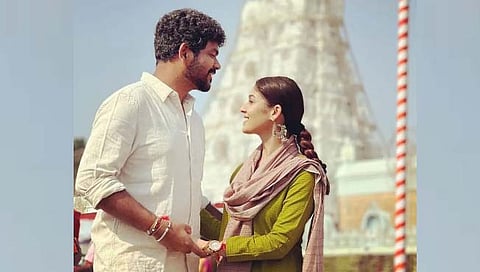 साऊथ अभिनेत्री नयनतारा हिने पती विग्नेश शिवनसोबत तिरुपती मंदिरात जाऊन दर्शन घेतले