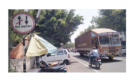नियम धाब्यावर बसवून नो एंट्रीत वाहनांची वर्दळ