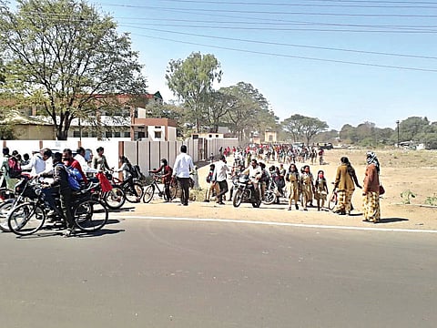 जीव मुठीत धरून महामार्ग ओलांडतात विद्यार्थी; खेड शिवापूर फाट्यावरील प्रकार