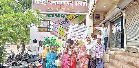 पाथर्डी : घोषणांनी पालिका कार्यालय दणाणले ! पाण्यासाठी पाथर्डी पालिकेवर हंडामोर्चा