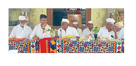 कान्हूरपठार ः पेन्शनर शिक्षकांच्या मेळाव्यात बोलताना आमदार नीलेश लंके. (छाया ः सतीश ठुबे )