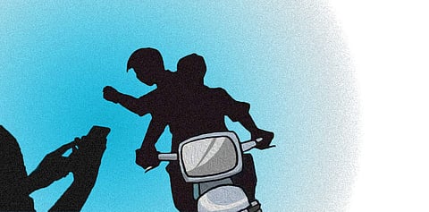 पादचार्याच्या खिशातील मोबाईल हिसकवला, गुन्हा दाखल