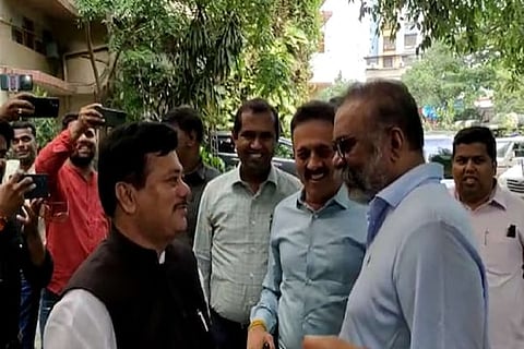 हितेंद्र ठाकूर दिसताच प्रवीण दरेकर म्हणाले ‘आप्पा, मी ऐकलं तुम्ही मला शिव्या दिल्या’, संवाद कॅमेऱ्यात कैद