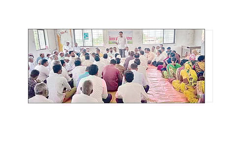 पुणतांबा : शेतकर्यांच्या प्रश्नावर मंत्रालयात झालेल्या बैठकीची माहिती विशेष ग्रामसभेत देताना सरपंच डॉ. धनंजय धनवटे. (छाया : श्रीरंग गोर्हे)