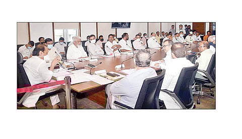 पुणतांबा : शेतकर्यांच्या विविध मागण्यांवर मुंबईत उपमुख्यमंत्री अजित पवार, संबंधित खात्यांचे मंत्री व किसान क्रांतीच्या सदस्यांची बैठक झाली.