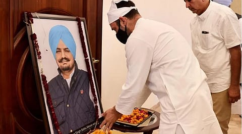 Sidhu Moosewala : राहुल गांधींनी घेतली सिद्धू मूसेवालांच्या पालकांची भेट
