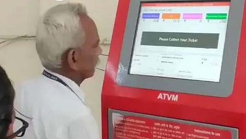 VIRAL VIDEO : असा अवलिया जो १५ सेंकदात काढून देतो ३ रेल्वे तिकीटे