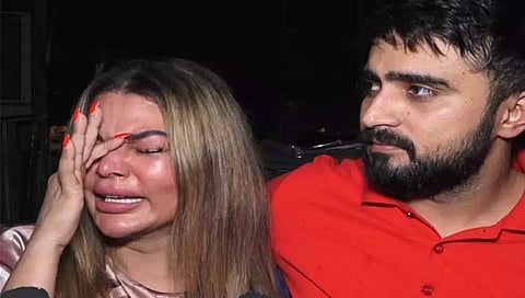 Rakhi Sawant : राखी सावंत पाेलीस ठाण्यातच ओक्साबोक्सी रडली, माजी पतीवर केले गंभीर आराेप