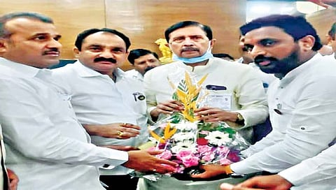 विधानपरिषद निवडणुकीत जिंकल्यानंतर ना. रामराजे ना. निंबाळकर यांचे अभिनंदन करताना ना. बाळासाहेब पाटील, आ. मकरंद पाटील, आ. अमोल मेटकरी.