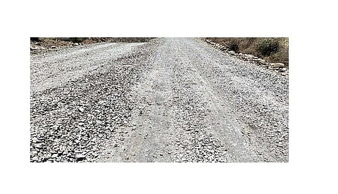 कोंभळी : कोंभळी फाटा ते कर्जत रस्त्यावर टाकलेली खडी वाहतुकीस अडथळा निर्माण करत आहे.(छाया : योगेश गांगर्डे)