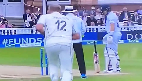Joe Root Magical Bat : रूट झाला ‘जादूगार’, बॅटला आधार न देता क्रीझवर राहिला उभा! (Video)