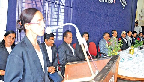 सांगली : नवनियुक्त न्यायाधीश स्वागत कार्यक्रम प्रसंगी बोलताना कौटुंबिक न्यायालयाचे न्यायाधीश श्रीमती एस. आर. तिवारी. (व्यासपीठावर) वकील संघटनेचे अध्यक्ष प्रशांत जाधव, प्रमुख जिल्हा न्यायाधीश ए. एस. राजंदेकर, जिल्हा सरकारी वकील अरविंद देशमुख आदी.