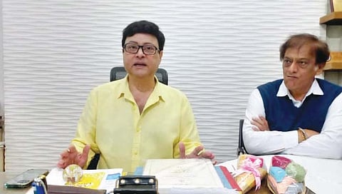 बेळगाव ः सचिन पिळगावकर बोलताना. शेजारी अविनाश पोतदार.