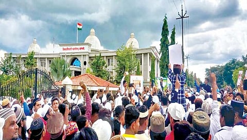 मुस्लिम समाजाची सांगली जिल्हाधिकारी कार्यालयावर धडक