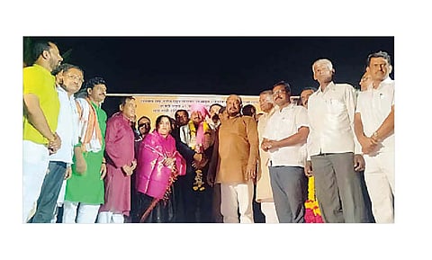 कर्जत : विक्री कर उपायुक्त नागेश जाधव यांचा सत्कार निमगाव ग्रामस्थ.