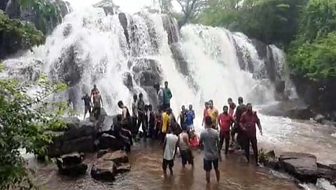 Savdav waterfall : सावडाव धबधबा प्रवाहित; पहिल्याच विकेंडला पर्यटकांची गर्दी