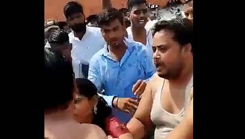 Ayodhya : शरयू नदीत आंघोळ करताना पती-पत्नीचं चुंबन, जमावाकडून बेदम मारहाण (व्हिडिओ)