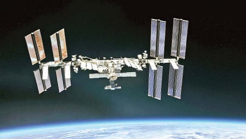 Video : अंतराळात ओला टॉवेल पिळल्यावर काय होते?