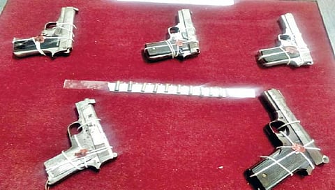 सोलापूर : आंतरजिल्हा गुन्हेगाराकडून पाच पिस्तुले जप्त