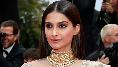 Sonam Kapoor baby shower: सोनम कपूरचं उरकलं डोहाळं जेवण (पहा व्हिडिओ)
