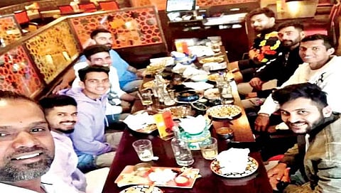 कोरोना घालतोय घिरट्या; खेळाडू झोडताहेत पार्ट्या