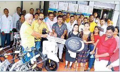 8 दैनिक पुढारी आयोजित उत्सव ‘सब खेलो सब जितो’ वाचक व वृत्तपत्र विक्रेते योजनेमधील बक्षीस स्वीकारताना विजेते.