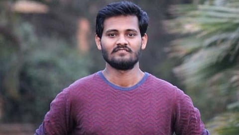 कोल्हापूर : शिरीषनं नायब तहसिलदार झाल्याचा फोन केला तेव्हा आई- वडील विकत होते चिरमुरे, बिस्किटे