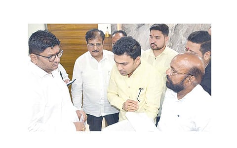 अतिक्रमणाने त्रासलेले व्यापारी थेट मंत्री तनपुरेंच्या घरी