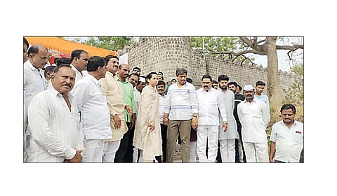 जामखेड ः चौंडी येथील सीना नदीवरील घाट कामाची पाहणी करताना मंत्री आदिती तटकरे व आमदार रोहित पवार.