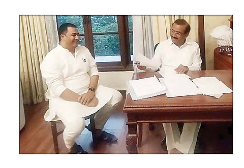 कोळपेवाडी : तिळवणी प्राथमिक आरोग्य केंद्राला मान्यता मिळावी, यासाठी आरोग्यमंत्री राजेश टोपे यांना निवेदन देताना आमदार आशुतोष काळे.