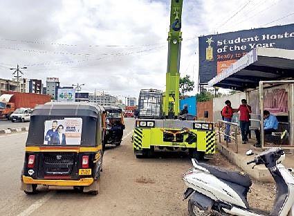 ताथवडे : बसथांबा वाहनांच्या विळख्यात