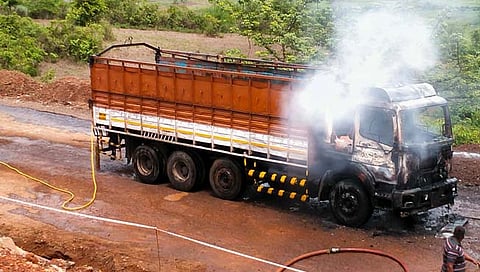 रत्नागिरी : परशुराम घाटात ट्रकने घेतला अचानक पेट, सुमारे दीड तास वाहतूक ठप्प