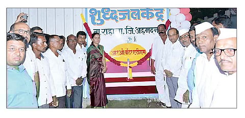 लोणी : एकरुखे येथे विविध विकासकामांचे भूमिपूजन करताना माजी मंत्री आमदार राधाकृष्ण विखे पाटील.