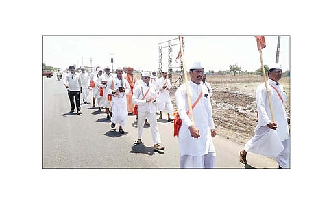 नेवासा : देवगड दिंडीचे मोजक्याच वारकर्यांसह प्रस्थान