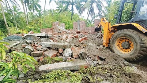 सरकारी जागेवरील अनधिकृत बांधकामे जमीनदोस्त