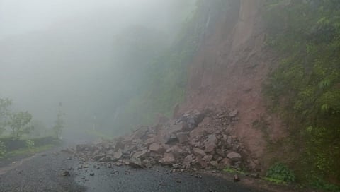 राजापूर : अणुस्कुरा घाटात दरड कोसळल्याने अवजड वाहतूक बंद
