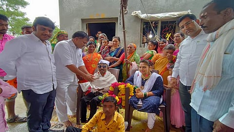 नाशिक : दोन अपंगांच्या अनोख्या प्रेम विवाहाची कहाणी, सगळीकडेच चर्चा