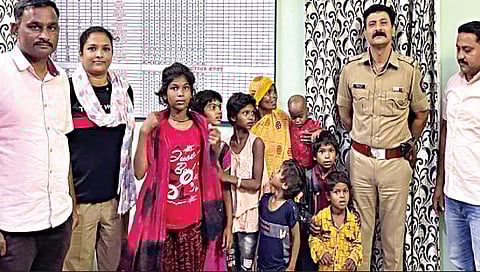 जळगाव : बालसुधारगृहात आणलेल्या महिलेसह सात अपत्ये. सोबत जळगावचे पोलिस पथक. (छाया: चेतन चौधरी)