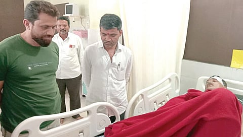 नाशिक : आमदार निलेश लंके आले धाऊन! वाचवले अपघातग्रस्ताचे प्राण