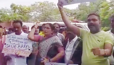 गोरेगाव : पर्यावरणप्रेमींकडून आरे मेट्रो कारशेडविरोधात आंदोलन