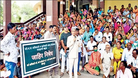 सोलापूर : आरोग्य निरीक्षक, कर्मचार्यास मारहाणीच्या निषेधार्थ कृती समितीची निदर्शने