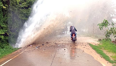 Nashik : इगतपुरी पाणी योजनेची नवी जलवाहिनी फुटली, लाखो लिटर पाणी वाया