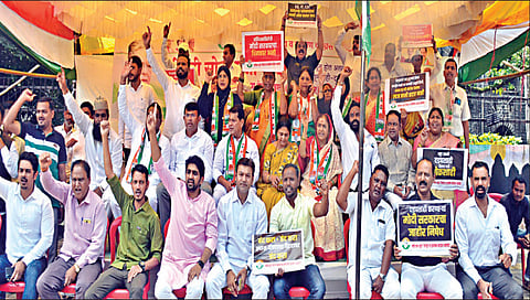 नाशिक : सोनिया गांधी यांच्यावरील ईडी कारवाईविरोधात धरणे आंदोलन करताना काँग्रेस पदाधिकारी-कार्यकर्ते. (छाया : हेमंत घोरपडे)