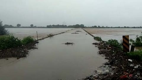 चंद्रपूर : इरई धरणाचे सातही दरवाजे उघडले; महाराष्ट्र-तेलंगणा महामार्ग ठप्प