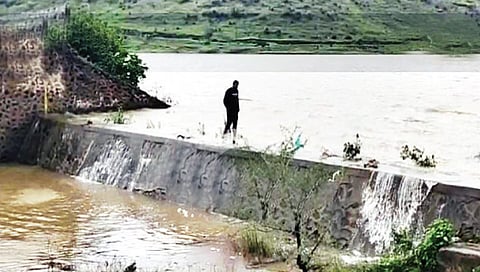 ओव्हरफ्लो झालेले उंबरदरी धरण